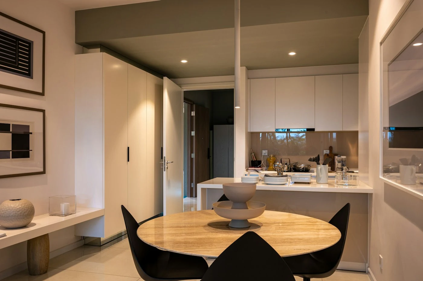 Cozinha integrada com mesa de jantar e iluminação embutida