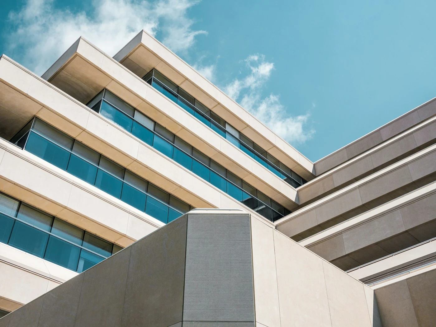 Fachada de edifício com varandas e detalhes horizontais claros