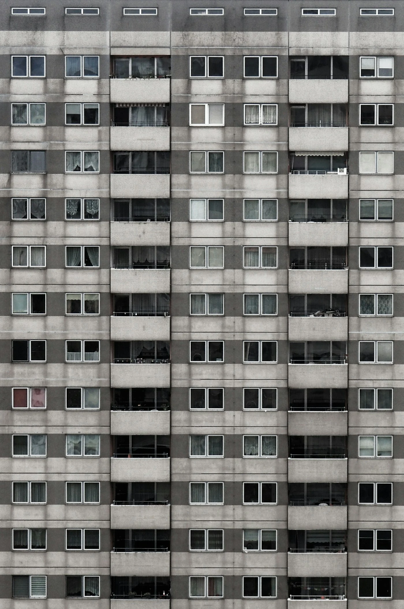 Fachada residencial com varandas e janelas repetidas