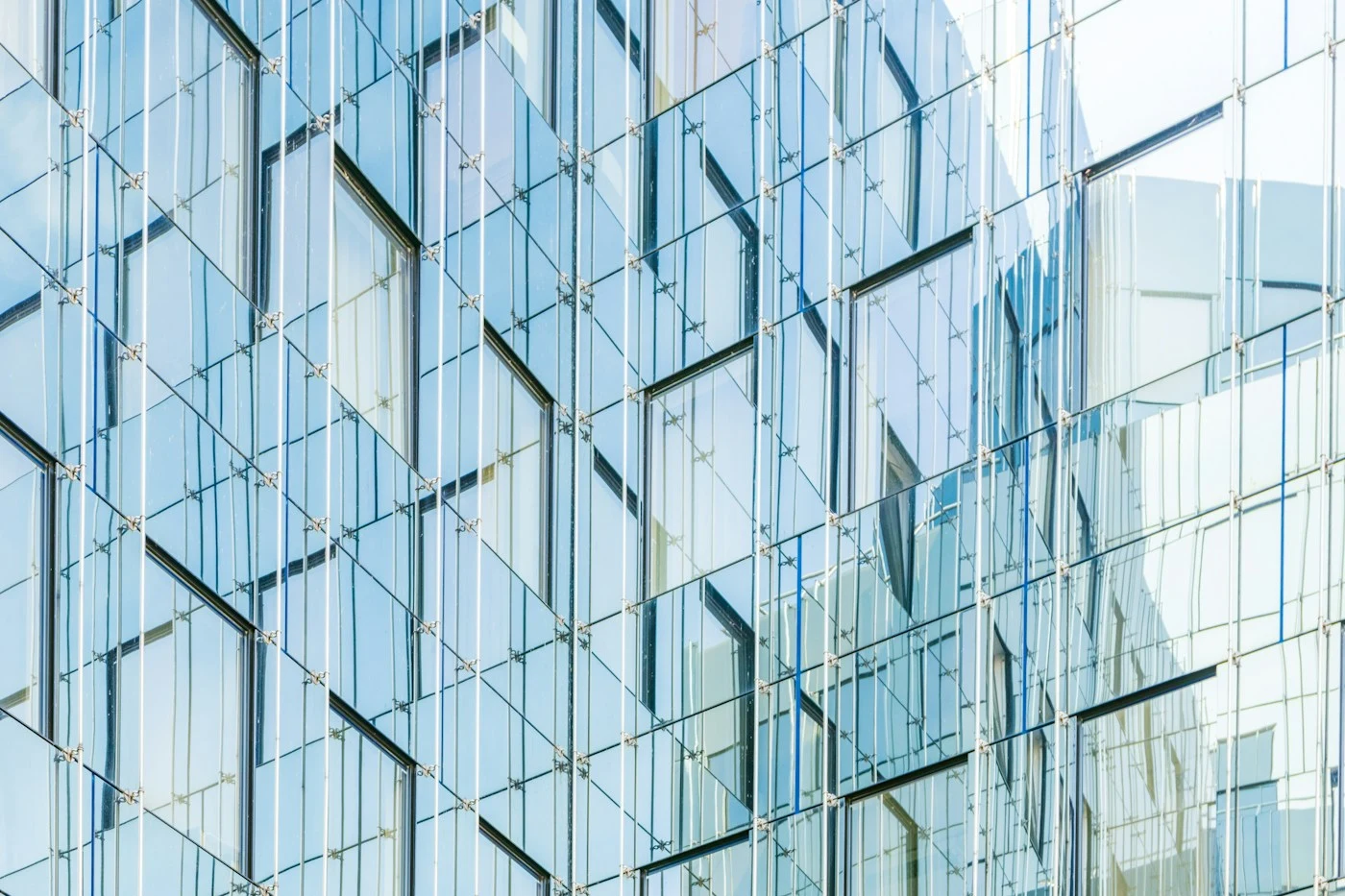 Fachada de vidro com reflexos e estrutura metálica