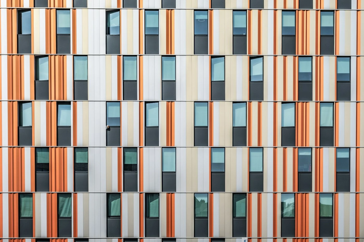 Fachada de edifício com painéis verticais coloridos