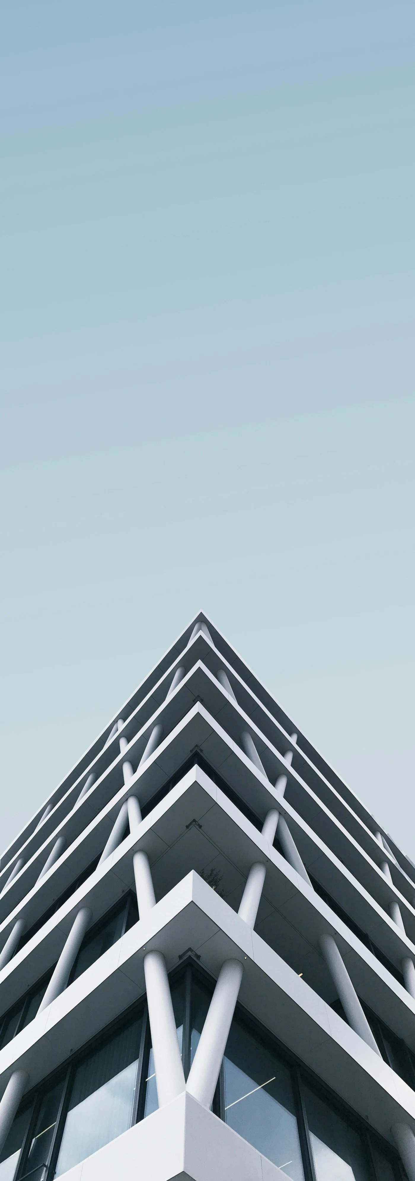 Encontro de fachadas de edifício com linhas brancas diagonais