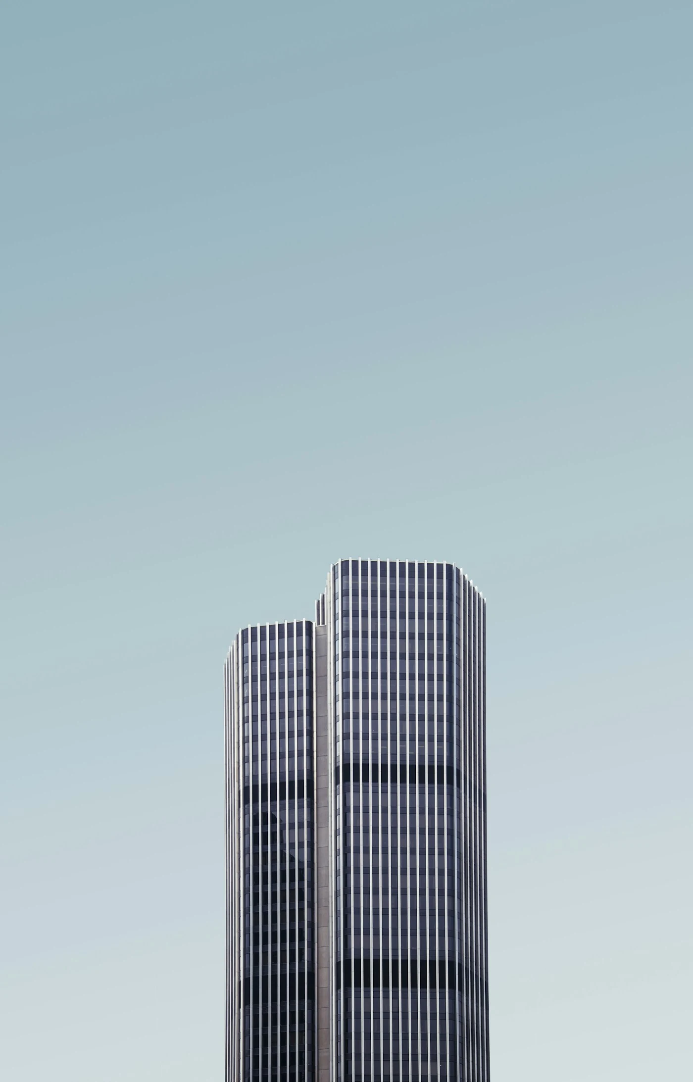 Torre de edifício vista de baixo sob céu claro