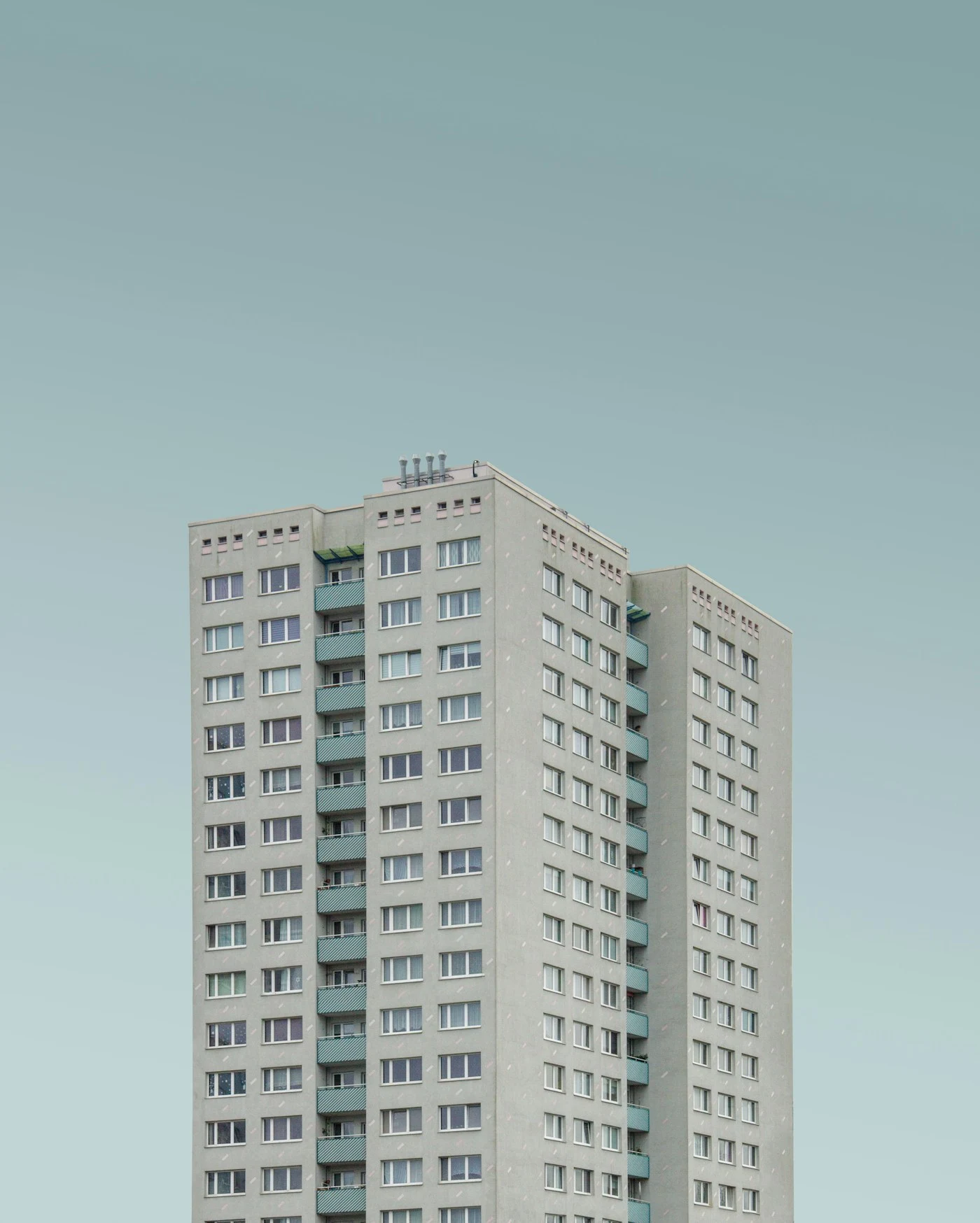 Edifício residencial claro com janelas e varandas