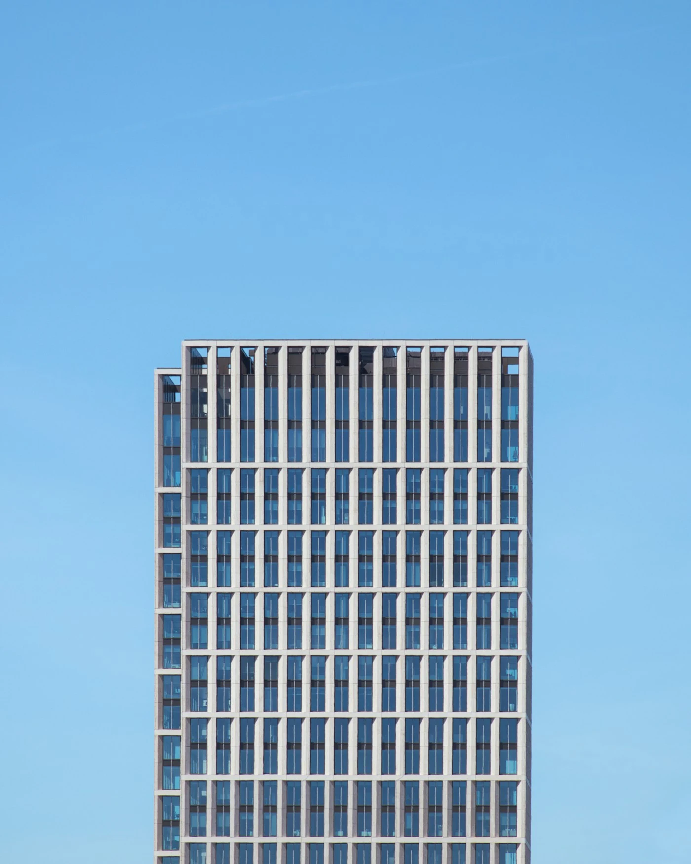 Torre de edifício com estrutura em grade branca