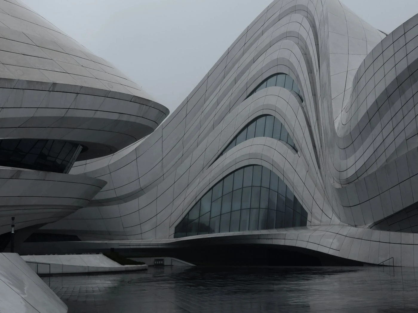 Edifício de arquitetura curva com janelas arqueadas
