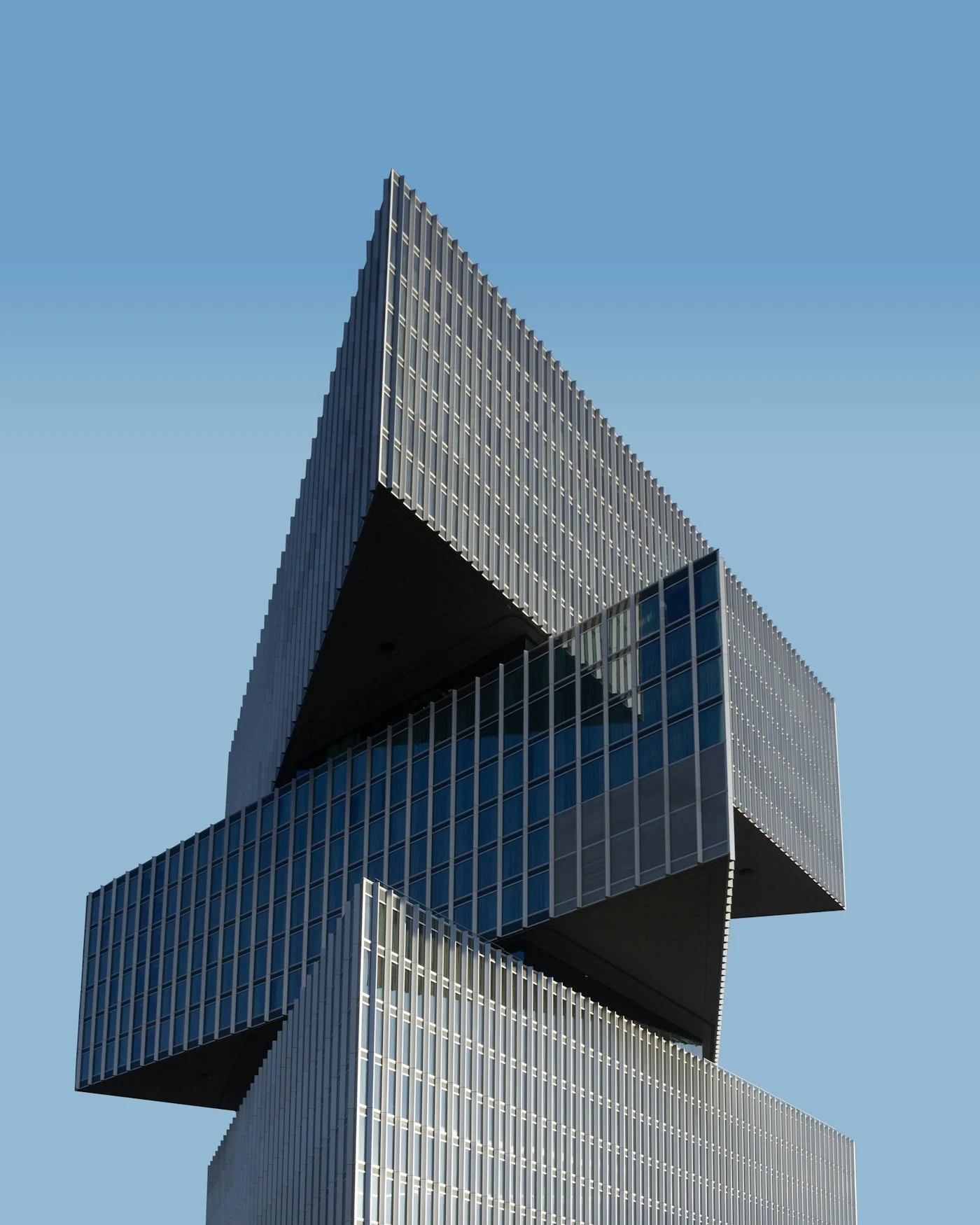Edifício contemporâneo com volumes geométricos projetados