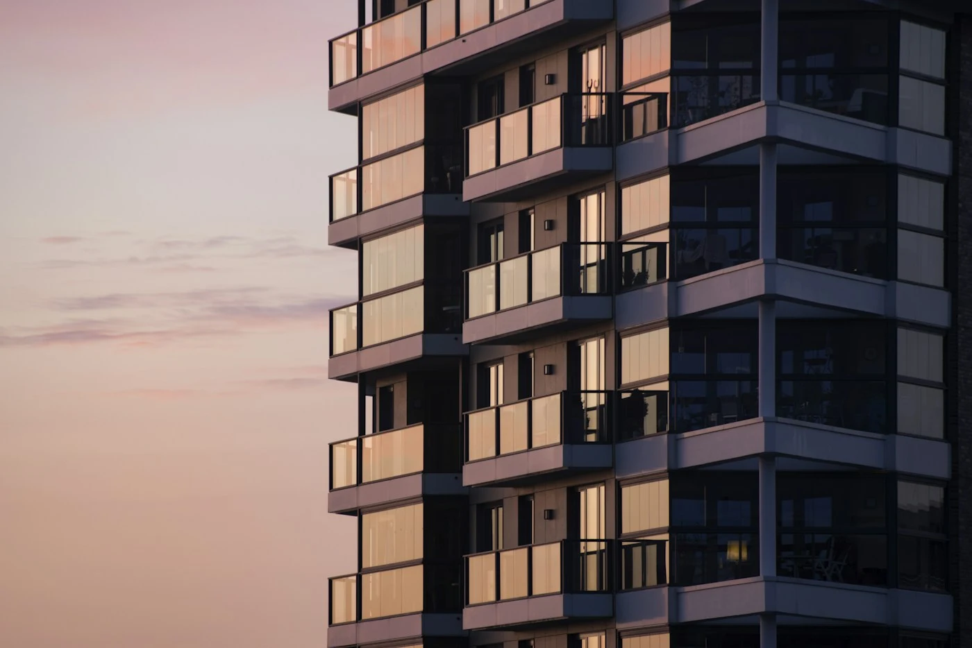 Varandas de edifício residencial ao pôr do sol