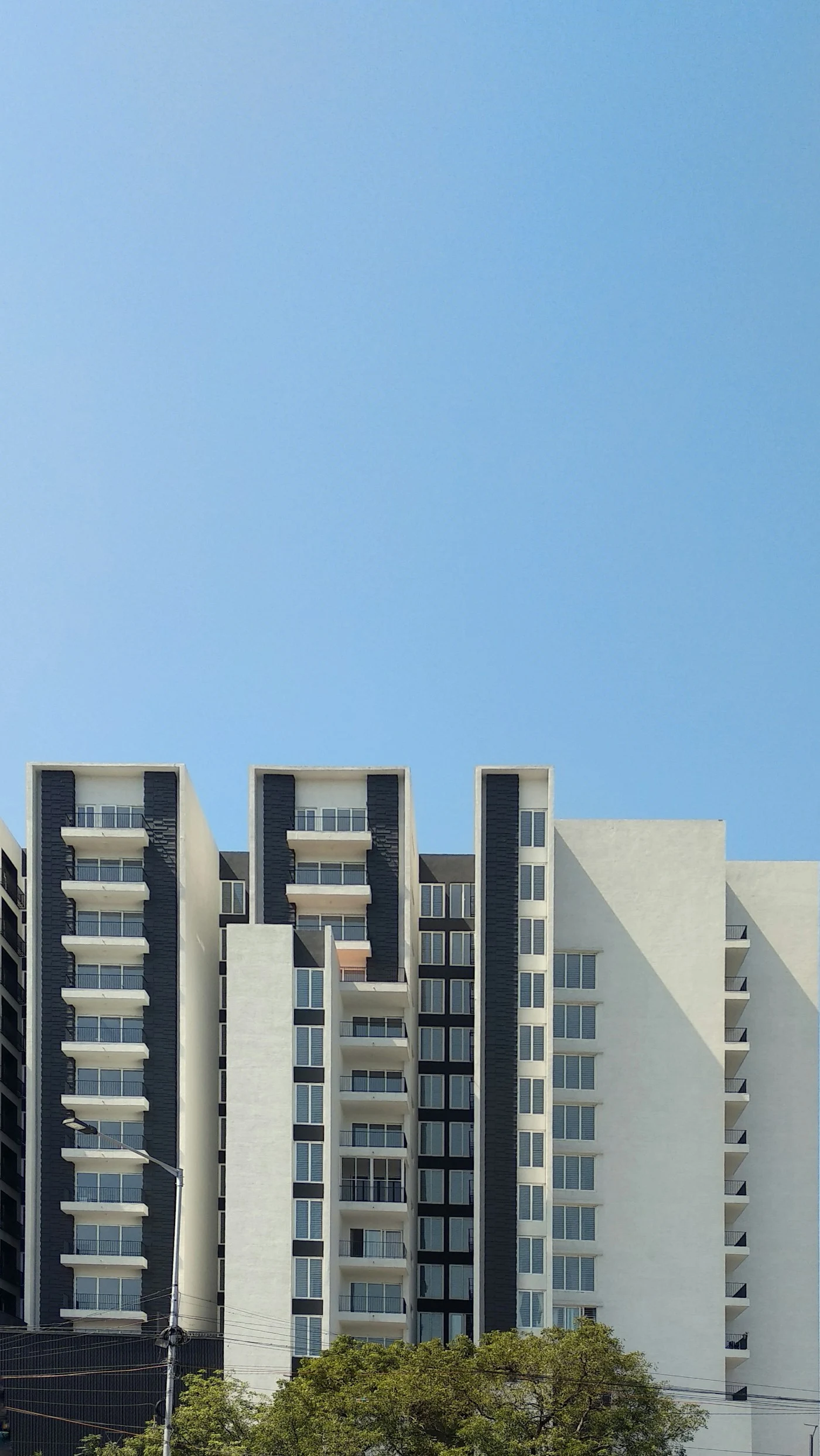 Edifícios residenciais altos sob céu azul