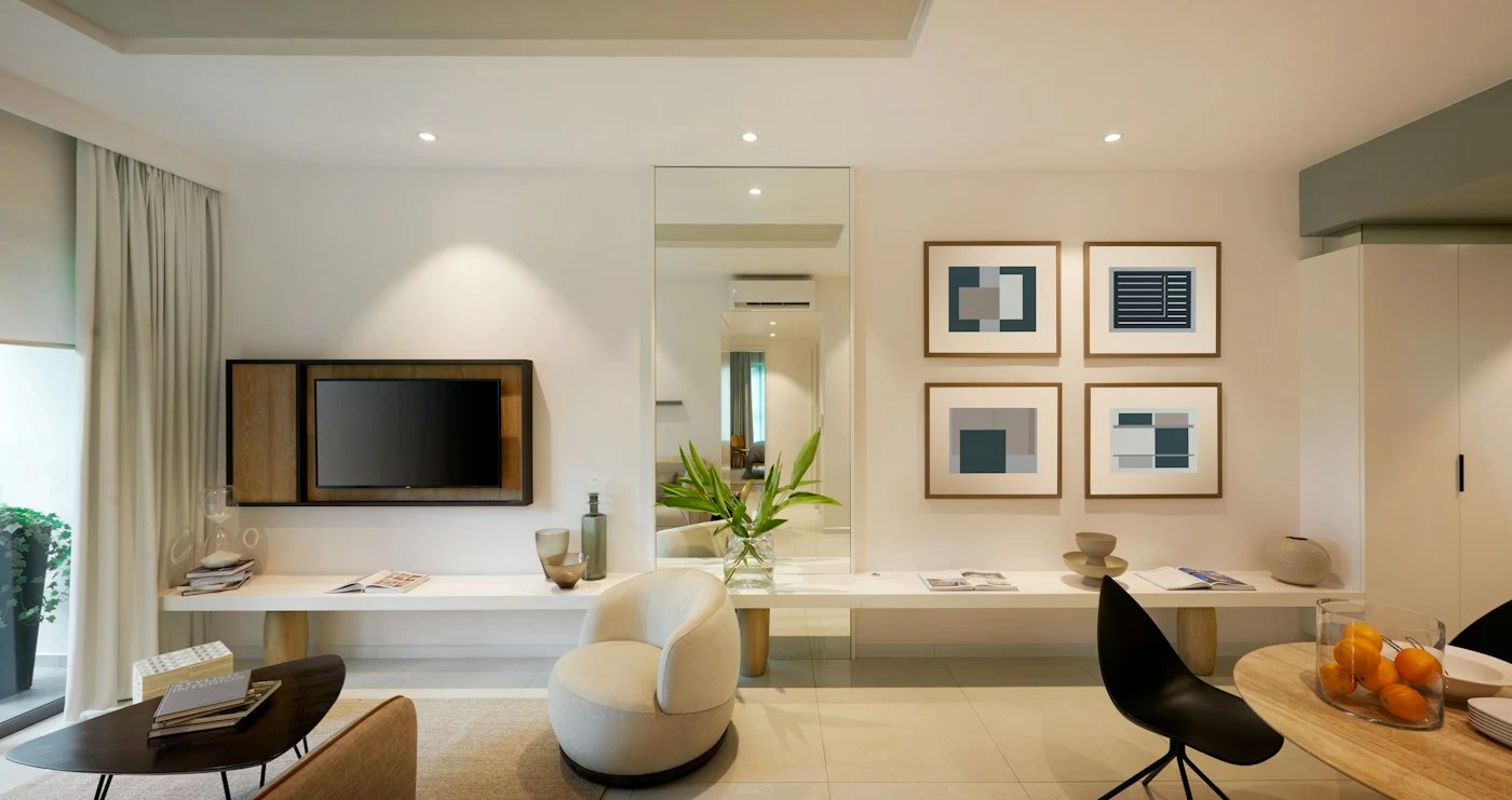 Sala de estar iluminada com sofá, quadros e mesa de centro