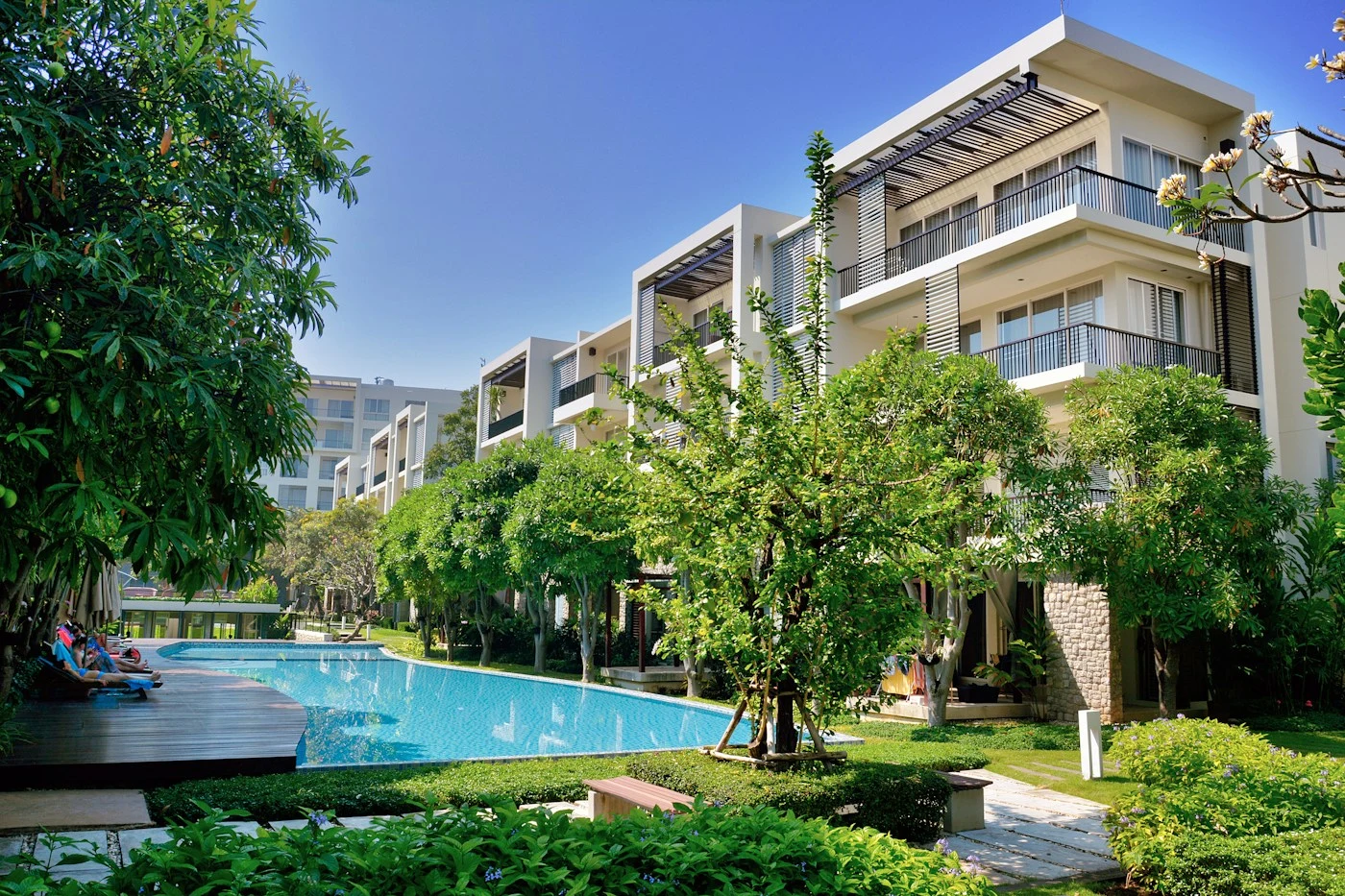 Piscina e jardim diante de edifícios residenciais