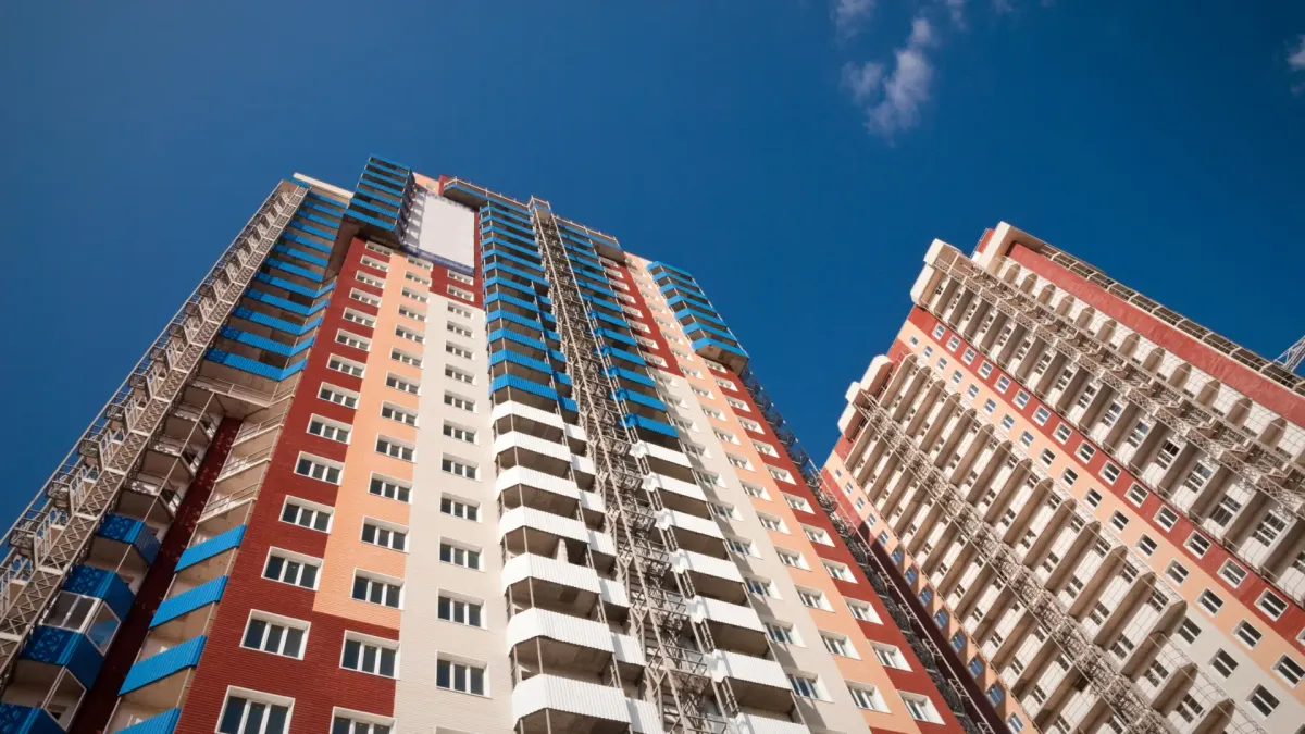 Edifícios residenciais com fachadas vermelhas e brancas