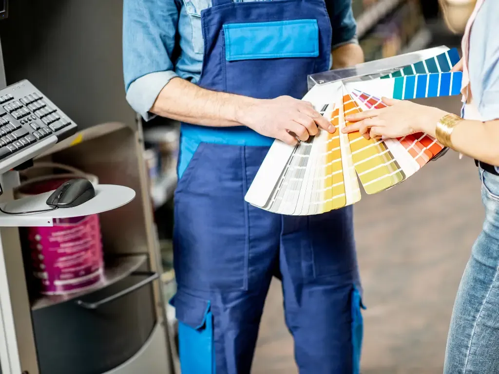 Profissional segurando um leque de amostras de cores