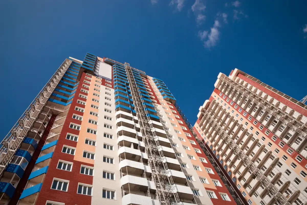 Edifícios residenciais com varandas vistos de baixo