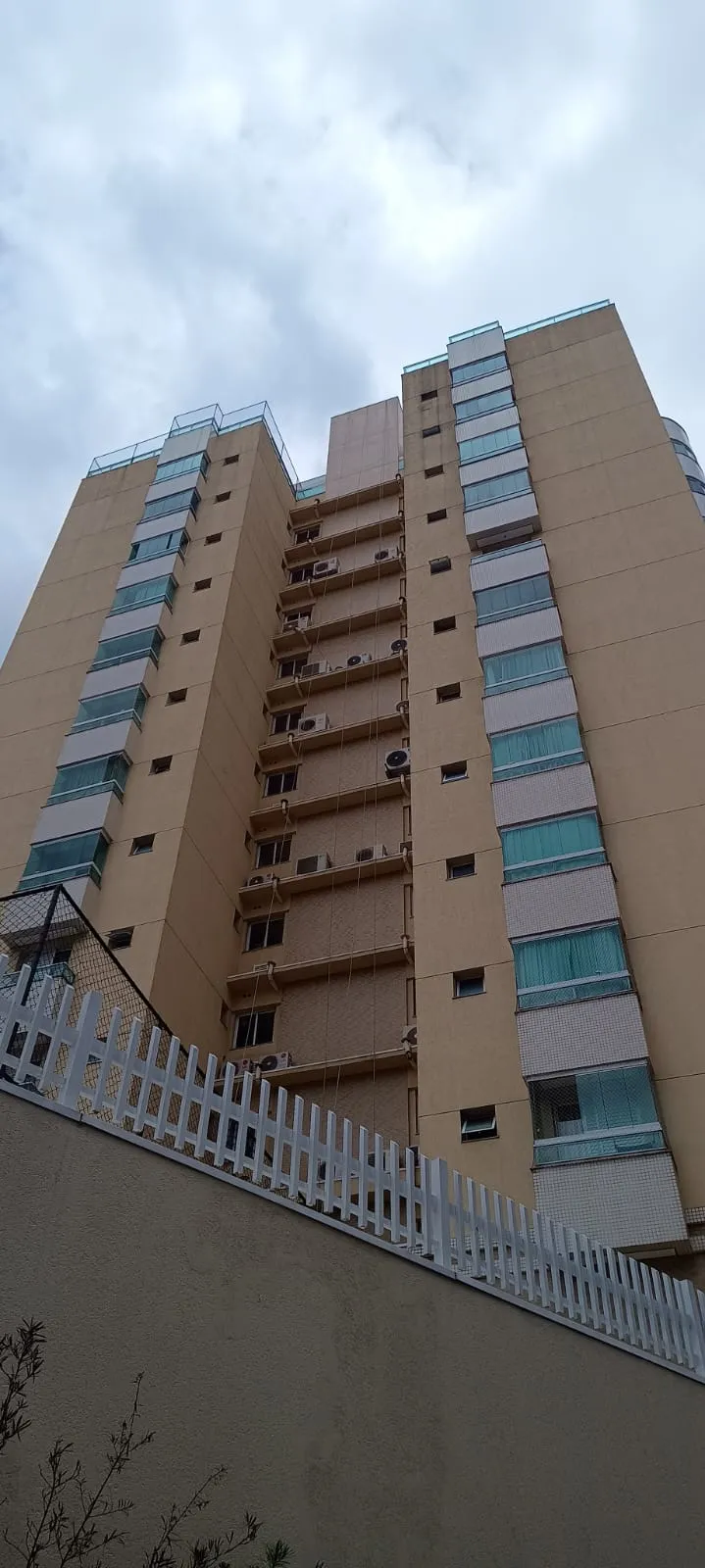 Fachada de edifício residencial alto vista da rua