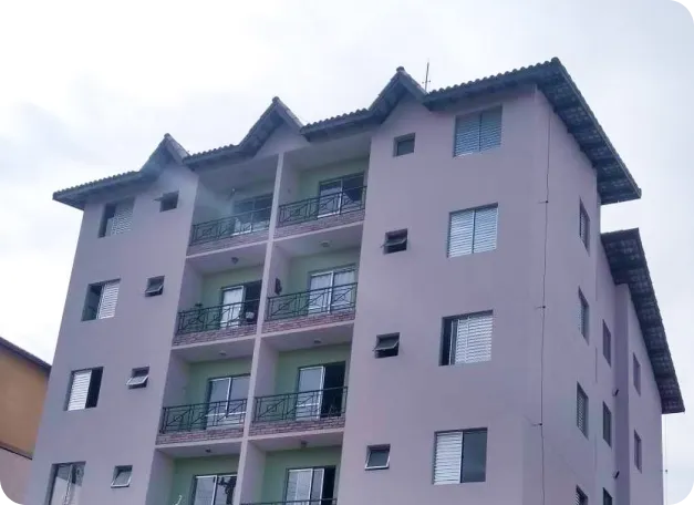 Fachada de edifício residencial com varandas e telhado inclinado